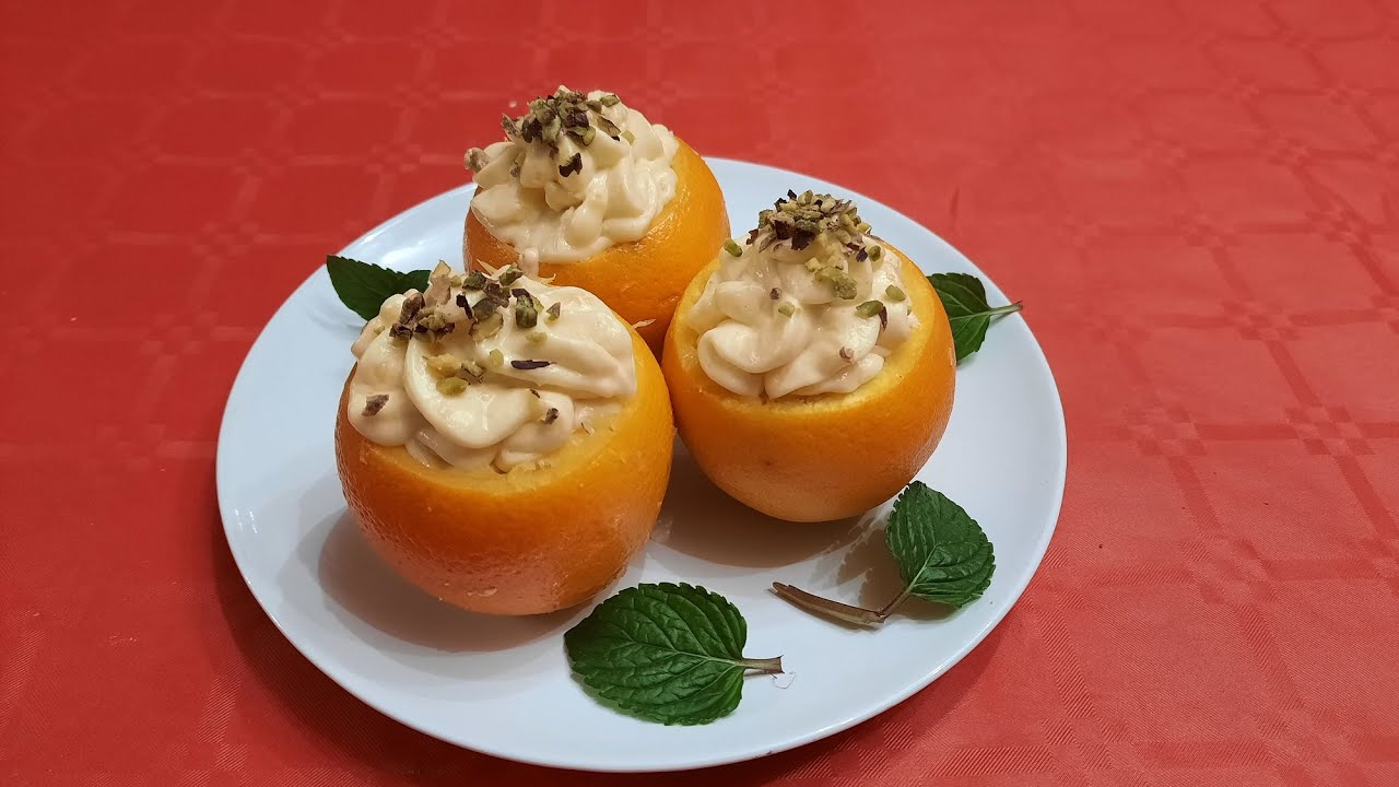 Arance in bellavista ripiene di mousse e guarnite con granella di pistacchio