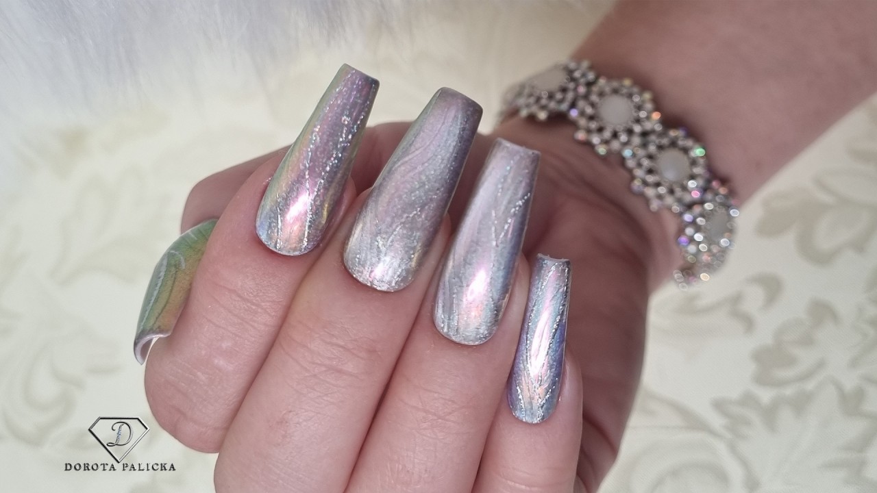 Простой маникюр в стиле «кошачий глаз» с хромированными линиями и переводной фольгой. Голографиче...