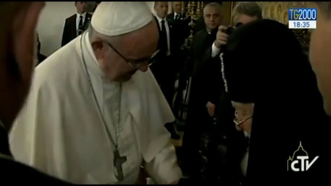 Papa Francesco in Georgia, abbraccio con il patriarca Ilias II