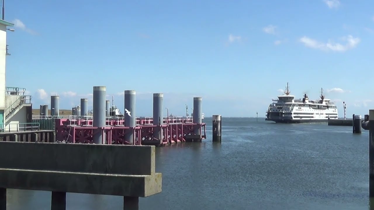 Veerboot komt aan op texel veerhaven.