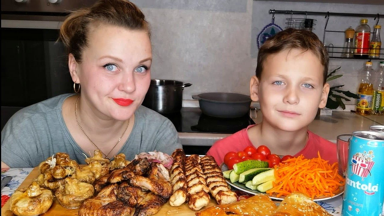 Мукбанг Шашлык, Люля кебаб, грибы, марковЧа/Спасибо Огромное Валерии💓💰Не трогайте Машу☹️