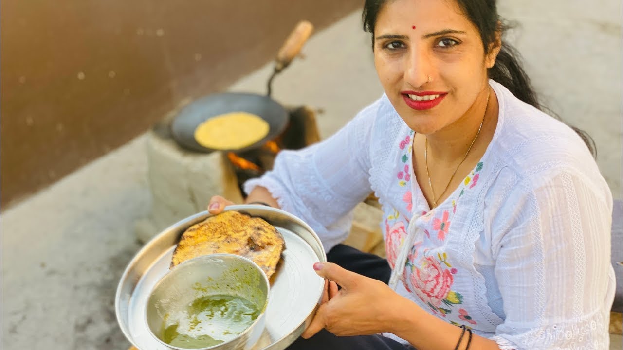 Aaj bnaya sardso ka saag aur makki ki roti 😋 . Advita ka dyan paddai me nhi  usko padi dant 😡.