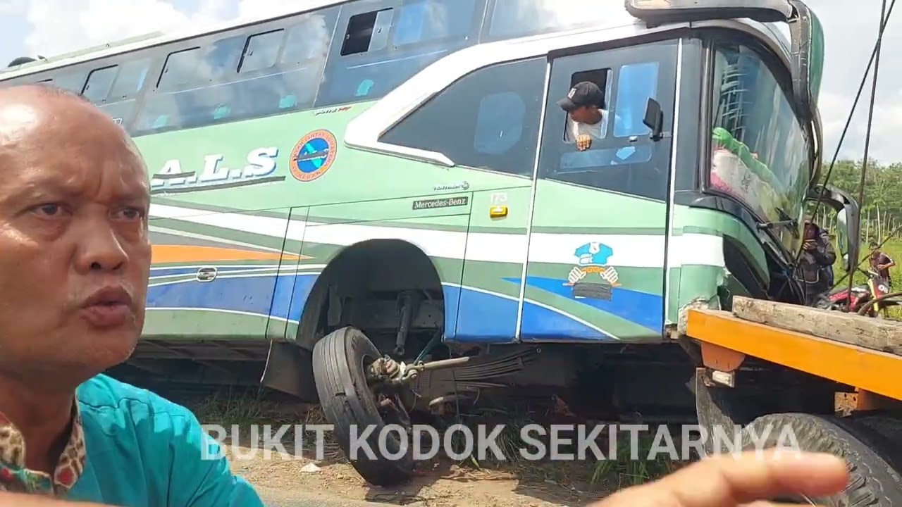 Rombongan  bupati  labusel dan Forkopinda  lewat  evakuasi bus di pinggirkan. 