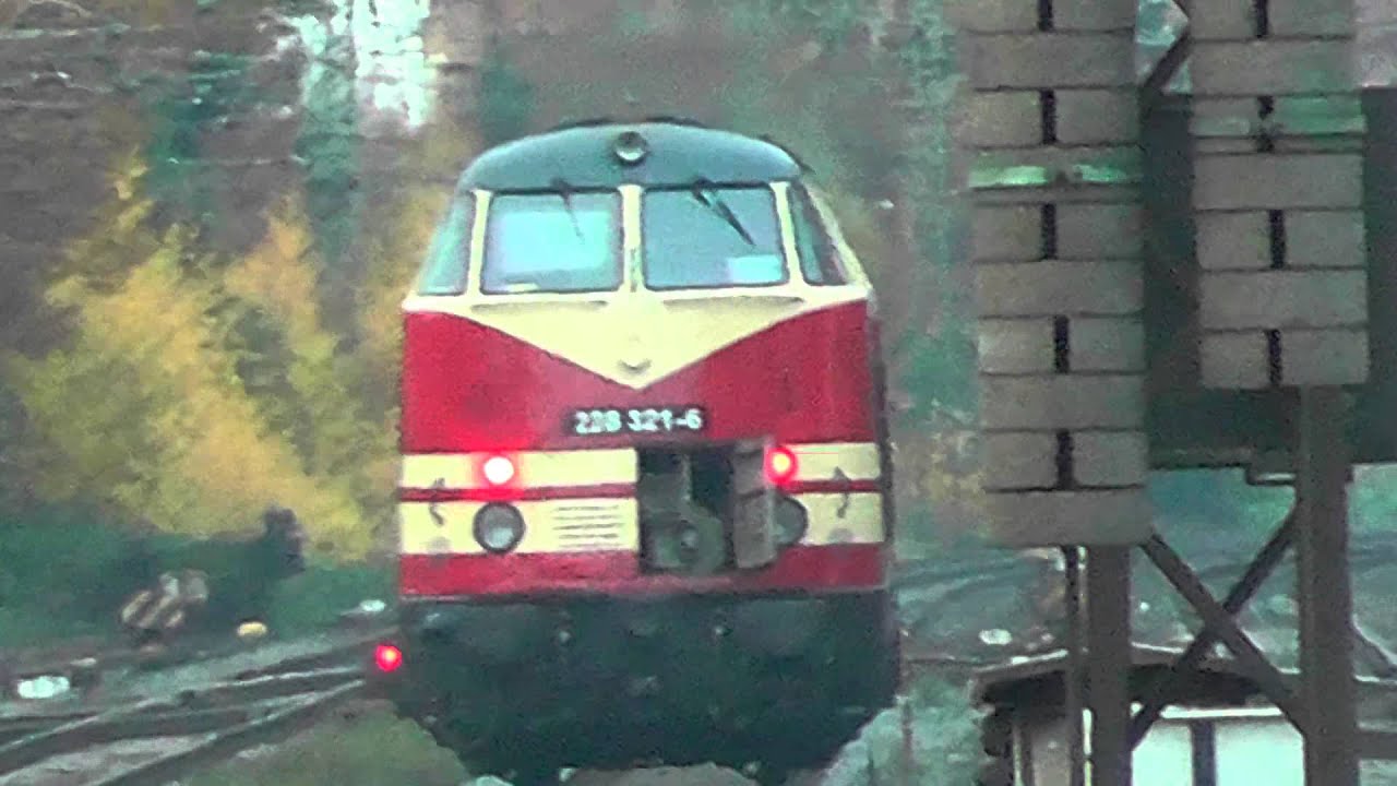 Ein DR BR 228 als sololok mit eine offene Klappe hinten der fuhr durch den GT HBF