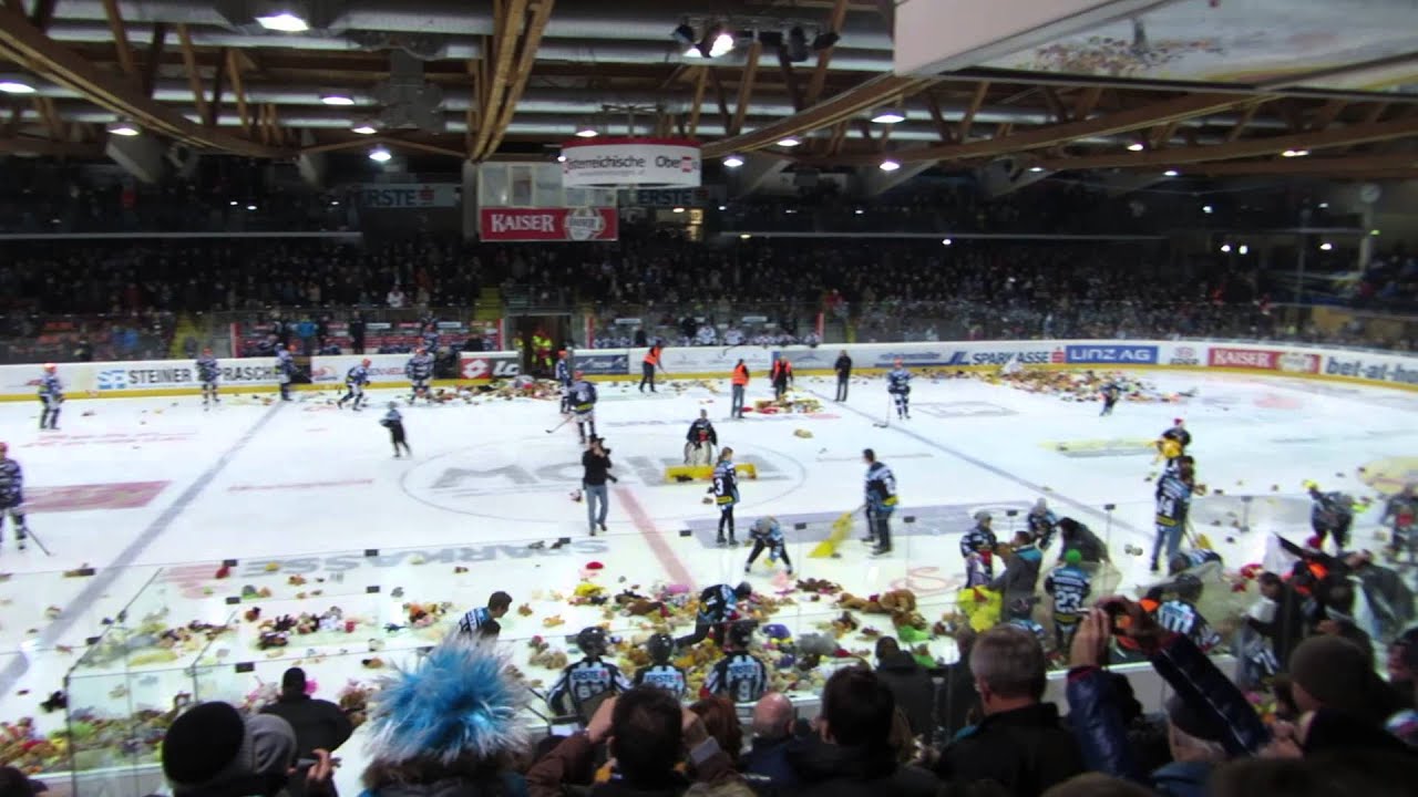 EHC Liwest Black Wings Linz - Teddy Bear Toss 2013/14