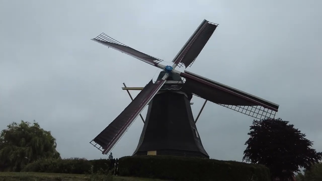 molen Nooitgedacht draaiend op een regenachtige dag