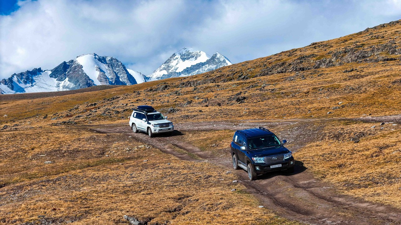 Land Cruiser 200 Conquering Mongolia’s Off-Road Terrain | Ultimate Overland Experience