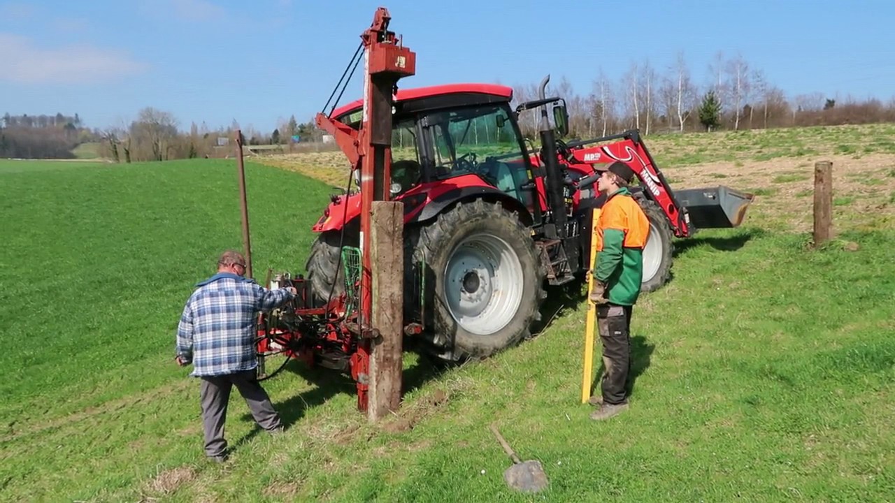 Holzpfähle rammen mit Mc Comrick MC 130