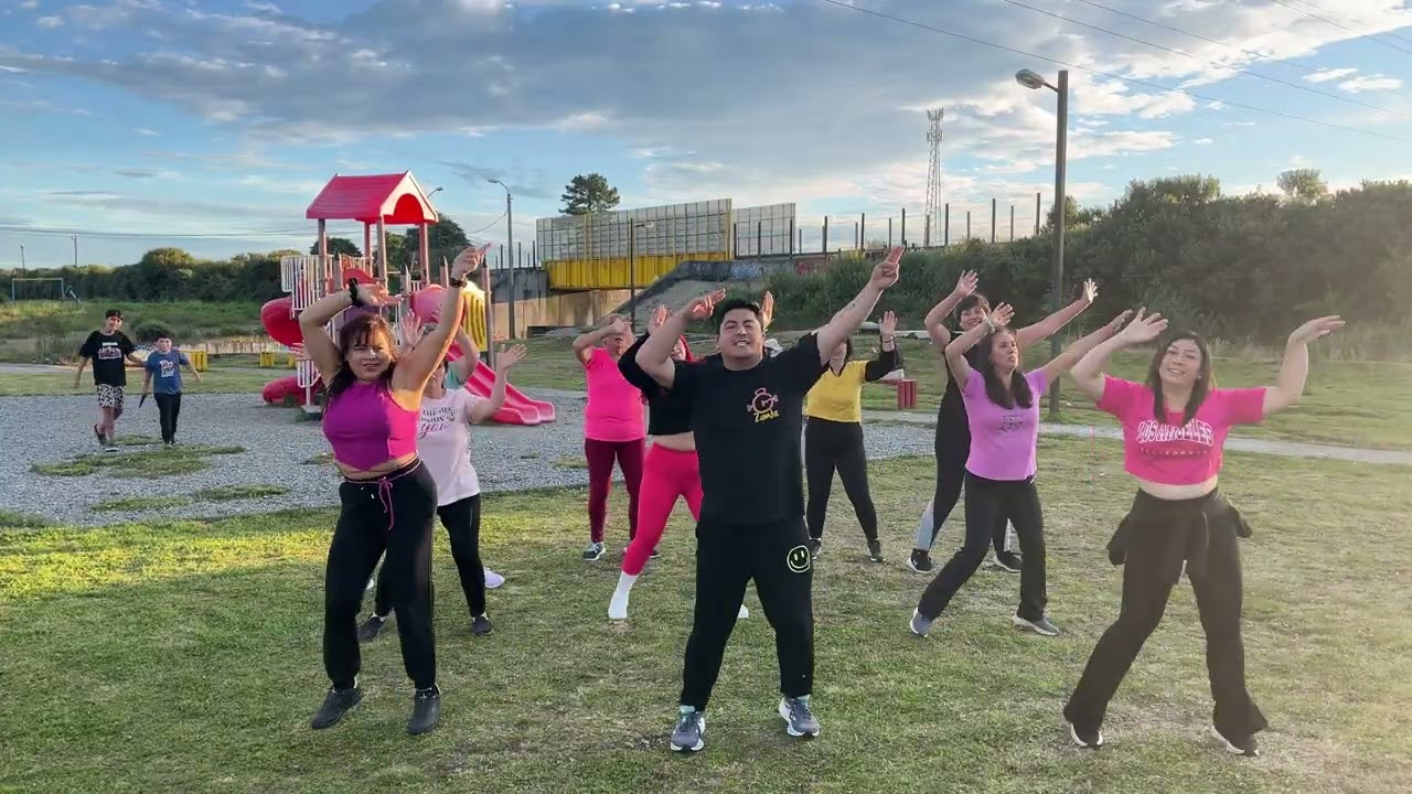 ✨ “Esa morena tiene el ritmo que enciende el alma… y nosotros lo bailamos sin parar #parati #viral 