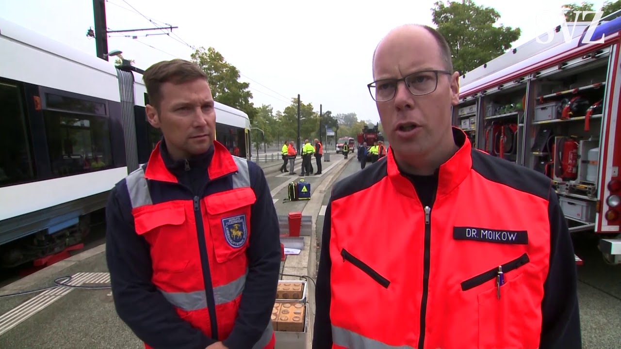 Großübung: Fahrradfahrer gerät unter die Straßenbahn