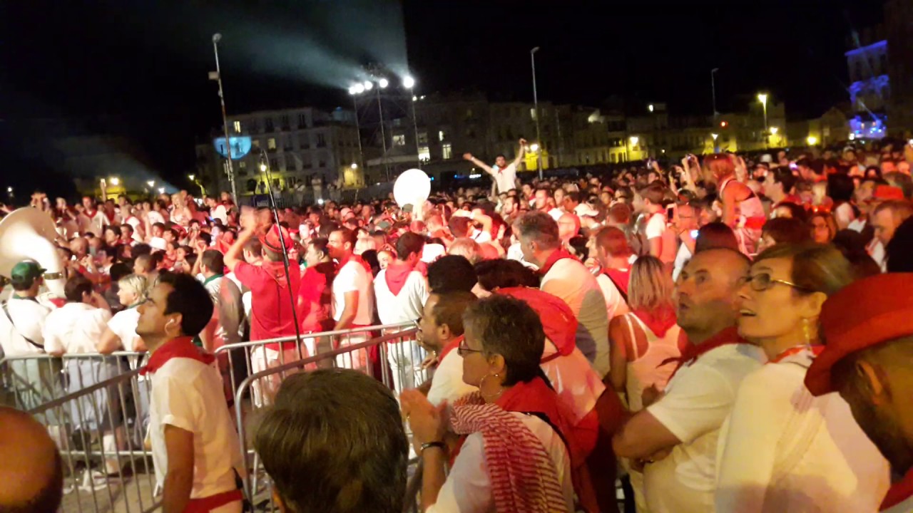 Les yeux d'Émilie en clôture des Fêtes de Bayonne. Banda de Cournon , Les Joyeux , Los Chocarreros