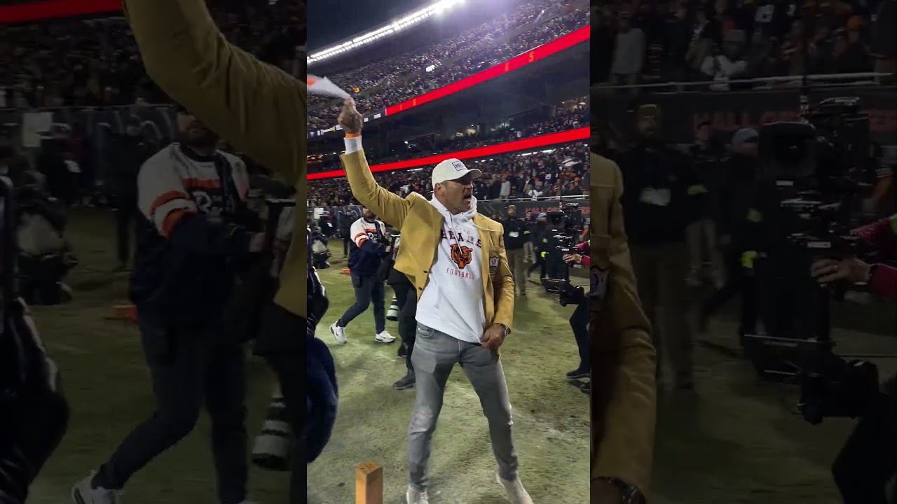 Brian Urlacher getting the 4th Phase fired up 🔥 #nflplayoffs #chicagobears #soldierfield