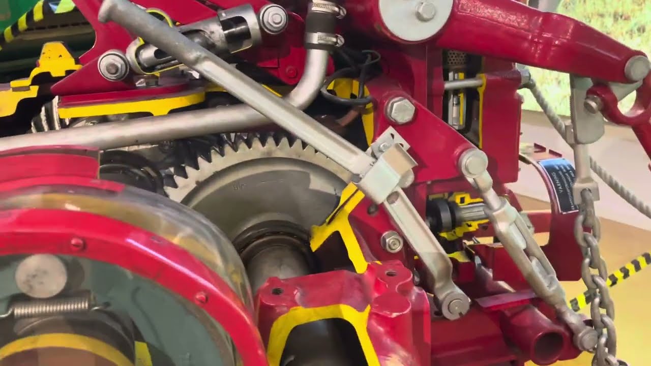 Inuti traktor Bolinder-Munktell 350 Boxer.  Introducerad 1959. Munktellmuseet, Eskilstuna #tractor