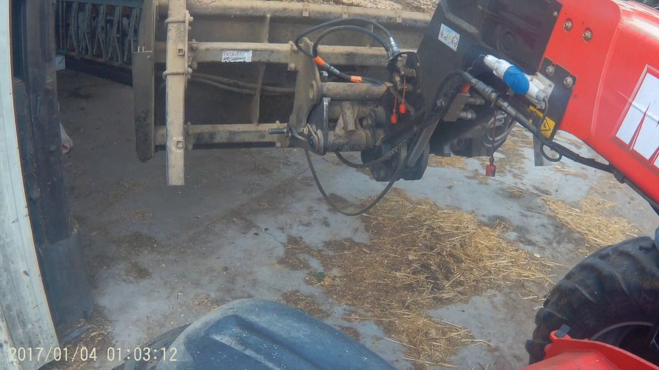 on nourir 60 vache et les génisse [ MANITOU + godet désileur ]