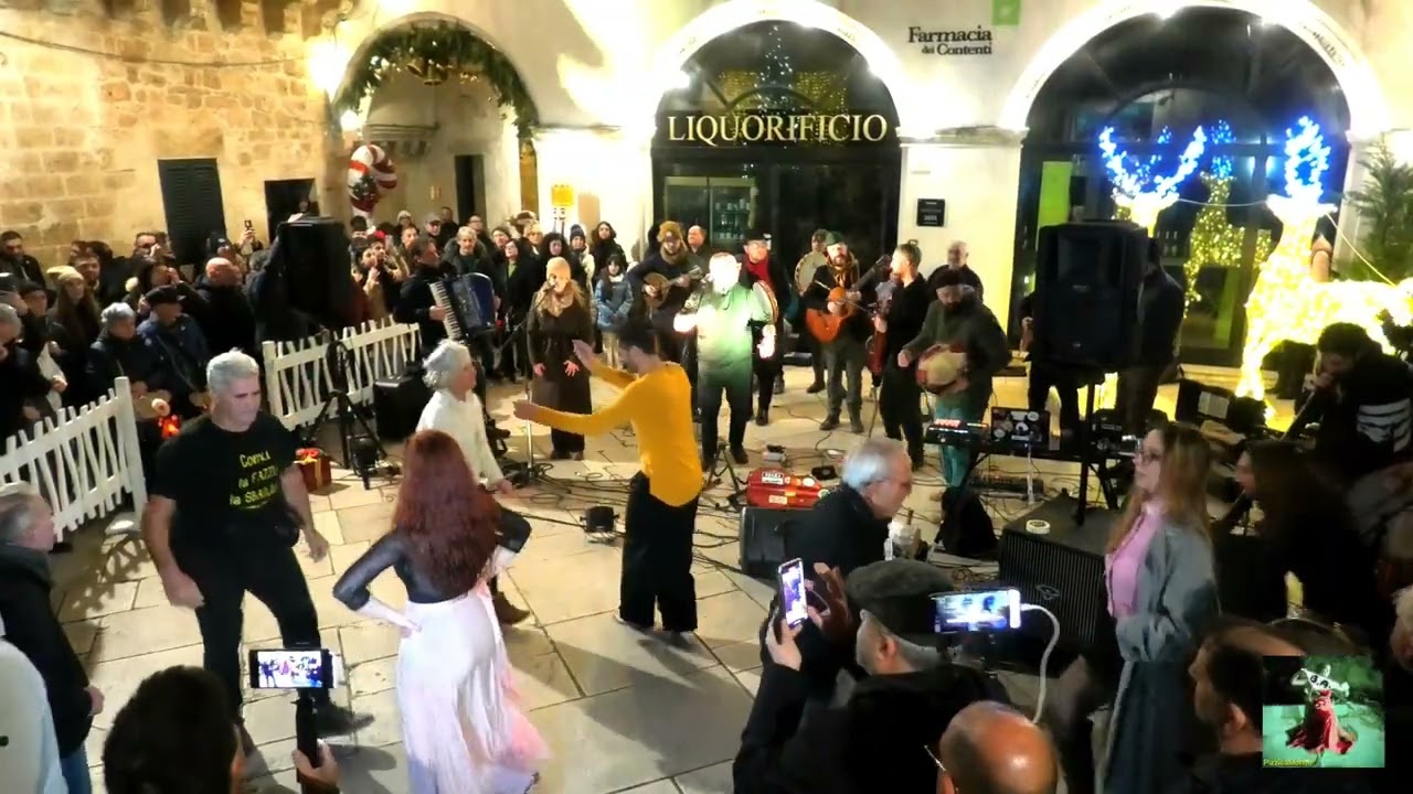 Ruffano Pizzica di San Vito voce Salvatore Galeanda - in Piazza Si Balla per solidarietà 