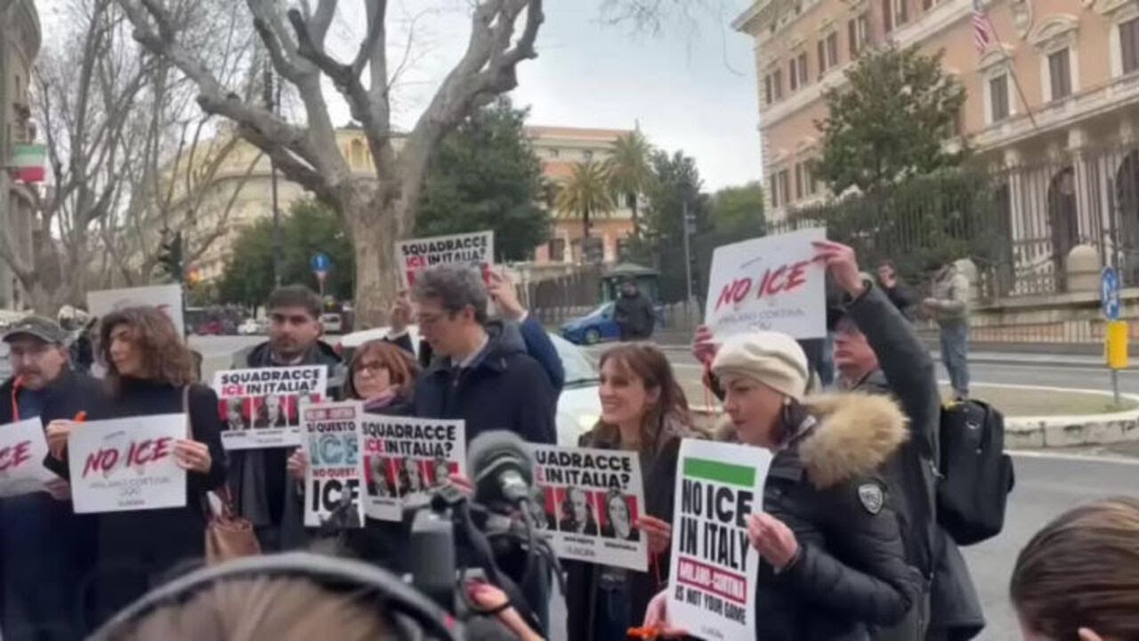 Flash mob +Europa con Magi davanti a Ambasciata Usa a Roma contro presenza Ice a giochi olimpici