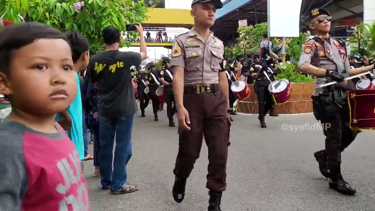 Hadir di Madiun !!!   Marching Band Cendrawasih' dari Taruna Akademi Polisi (Akpol)     @SyafidMP