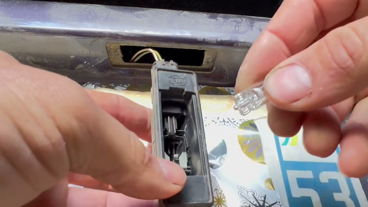 Comment remplacer l'ampoule de plaque d'immatriculation d'une Peugeot 307 / 2023