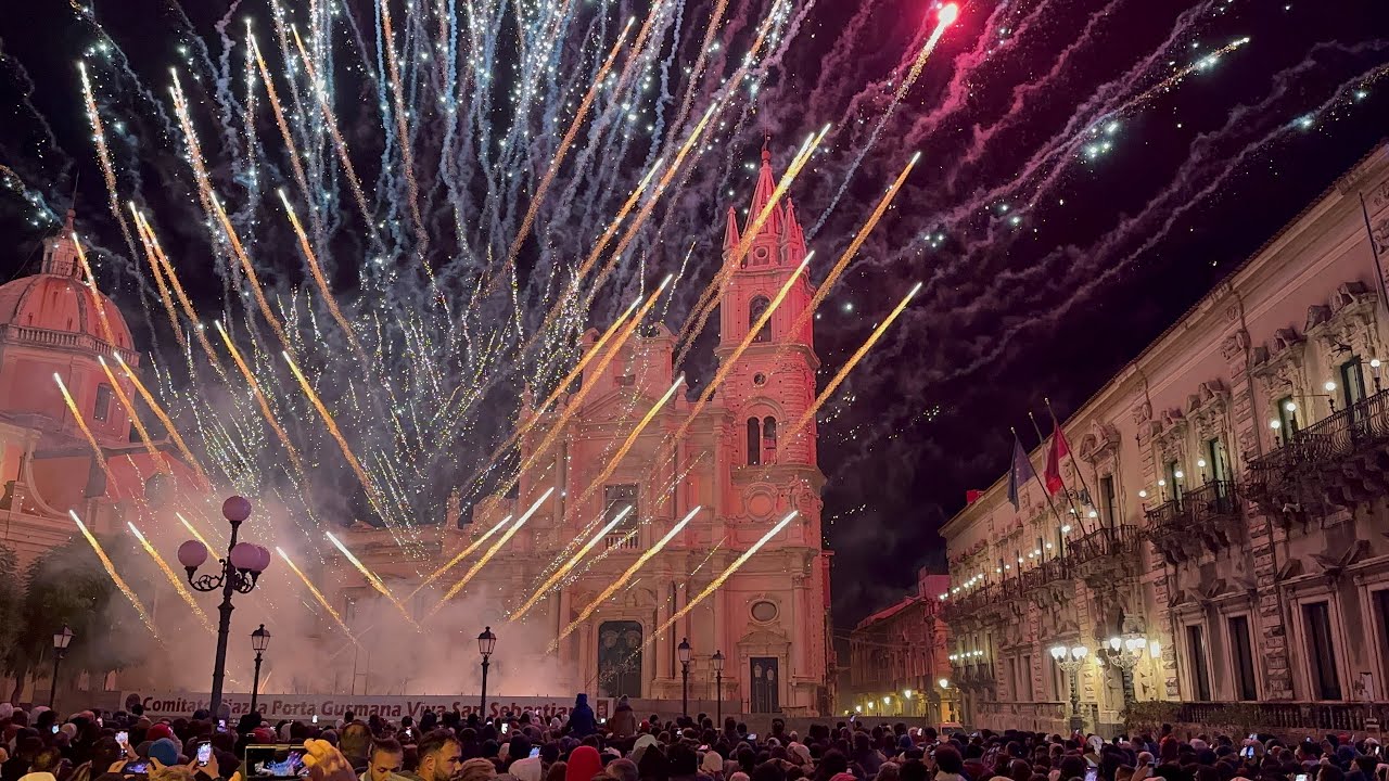Acireale 23 Gennaio 2024 Arrivo a Piazza Duomo di S. Sebastiano e Spettacolo Pirotecnico ZIO PIRO