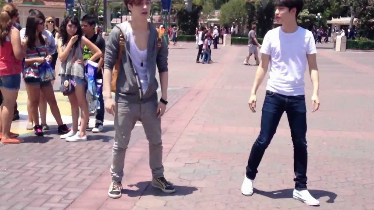 EXO K AND M @DISNEY LAND [Lay & D.O dance to MAMA]