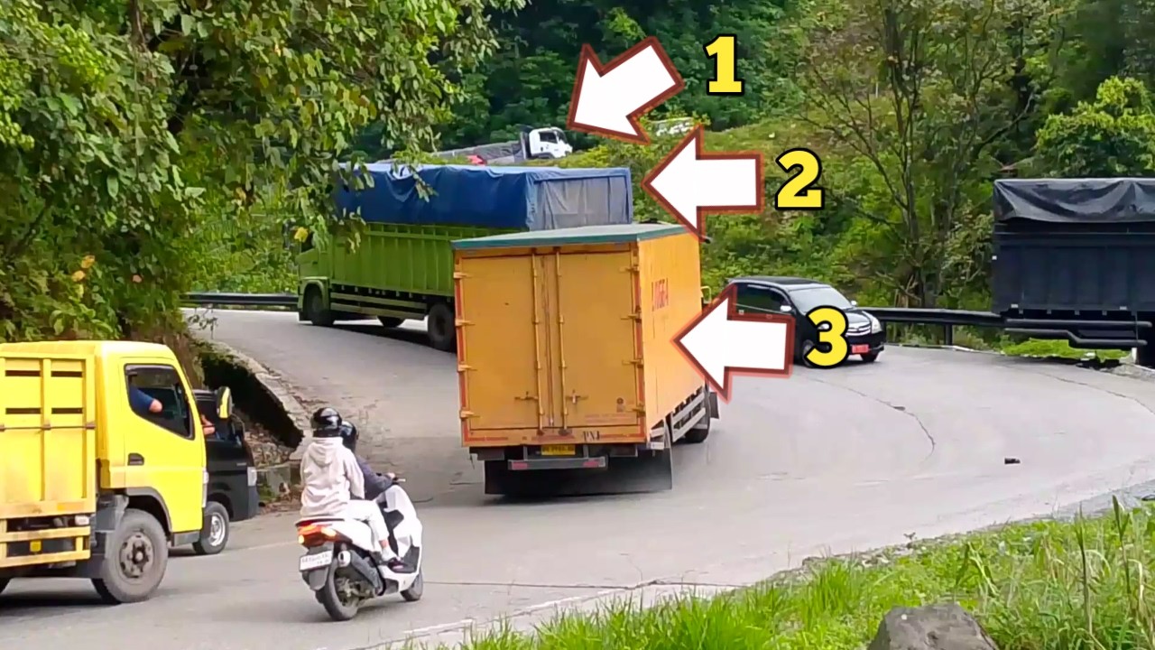 TIGA TRUK BERGANTIAN NYANGKUT DI SINI
