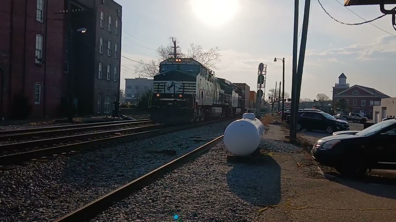 Norfolk Southern 278 Rolls Eastbound through Suffolk with Horn Taps 