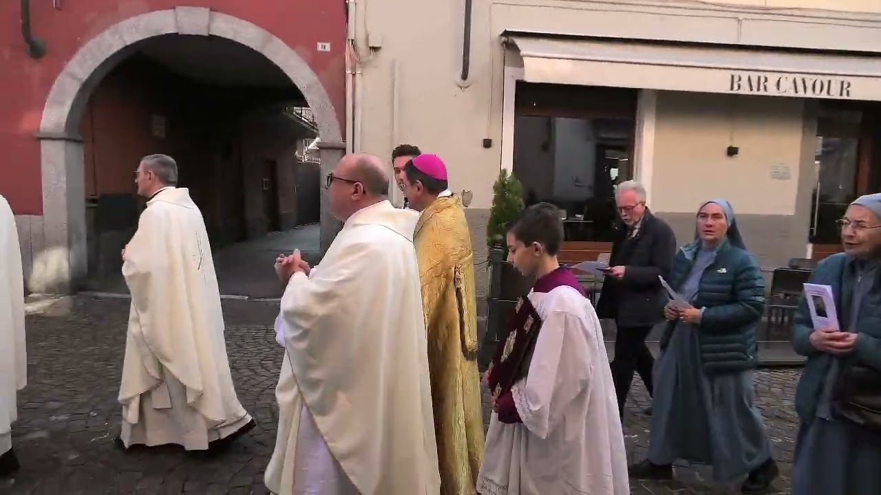 Processione al cimitero, visita la tomba di Don Alfonso Chiara, Carpignano.