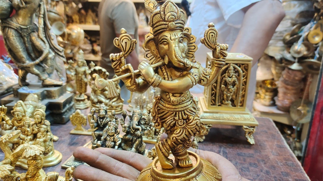 மதுரை புதுமண்டபத்தில் இருக்கிற இந்த கடையில சுவாமி சிலைகள் அவ்ளோ அழகு.இந்த கடைக்கு நீங்க போய் பாருங்க