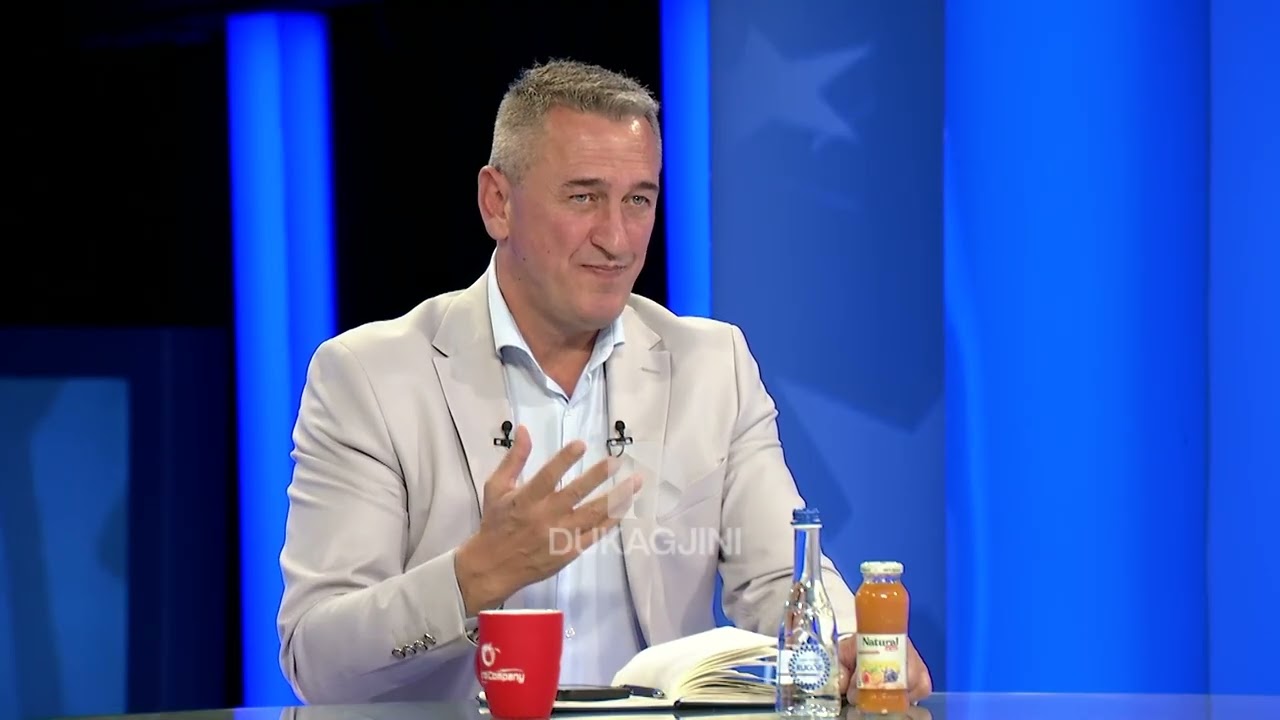 Nenad Rashiq sqaron foton me tre gishta dhe i përgjigjet Lahi Brahimajt të AAK-së