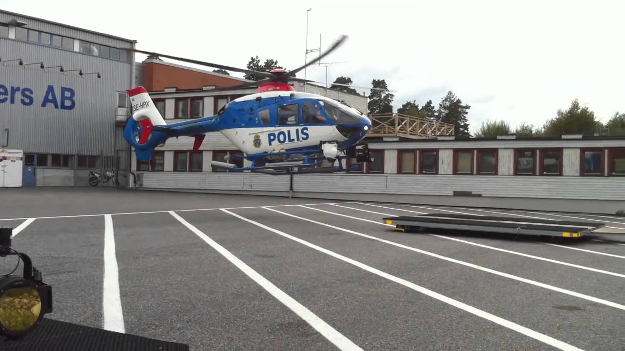 Polishelikoptern landar