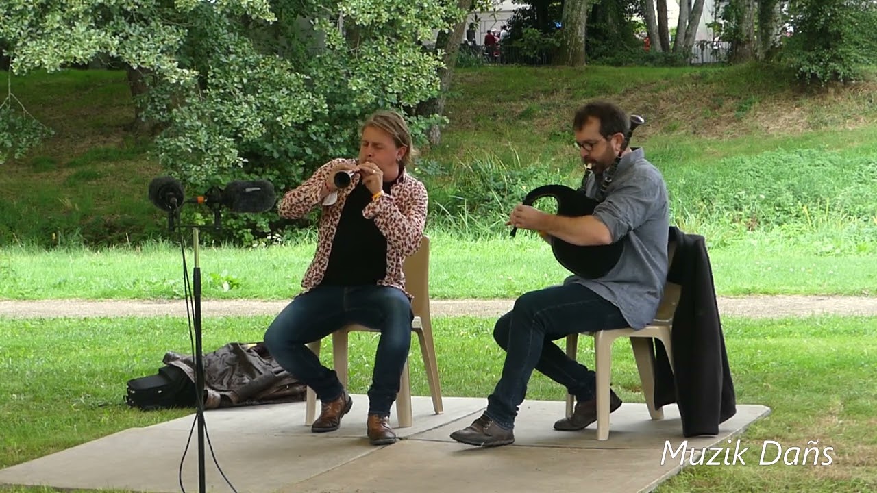 Mélodie du pays de Loudéac avec Simon Lotout (bombarde) et Dominique Mahé (biniou) à Gourin en 2022
