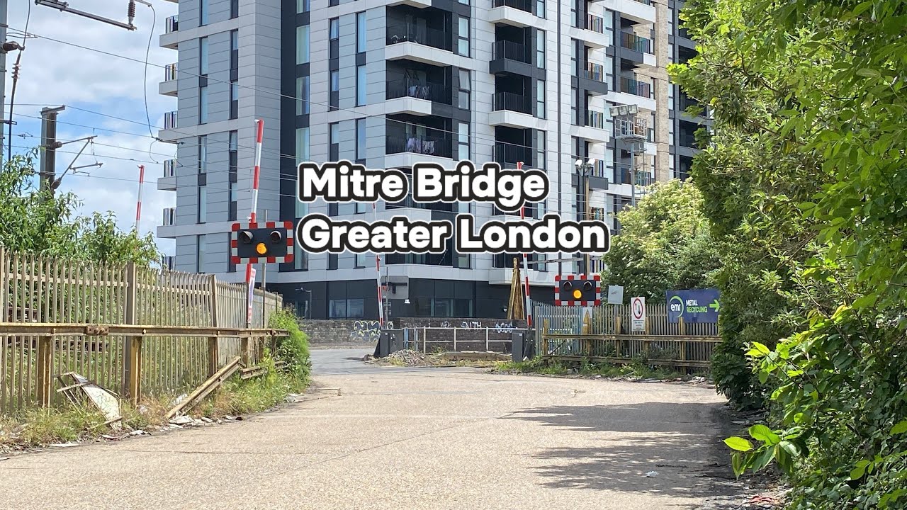 Mitre Bridge Level Crossing (Greater London) Wednesday 28 May 2025