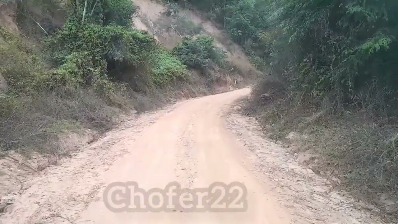 Entrega de areia  em local de difícil acesso e muito perigoso. 