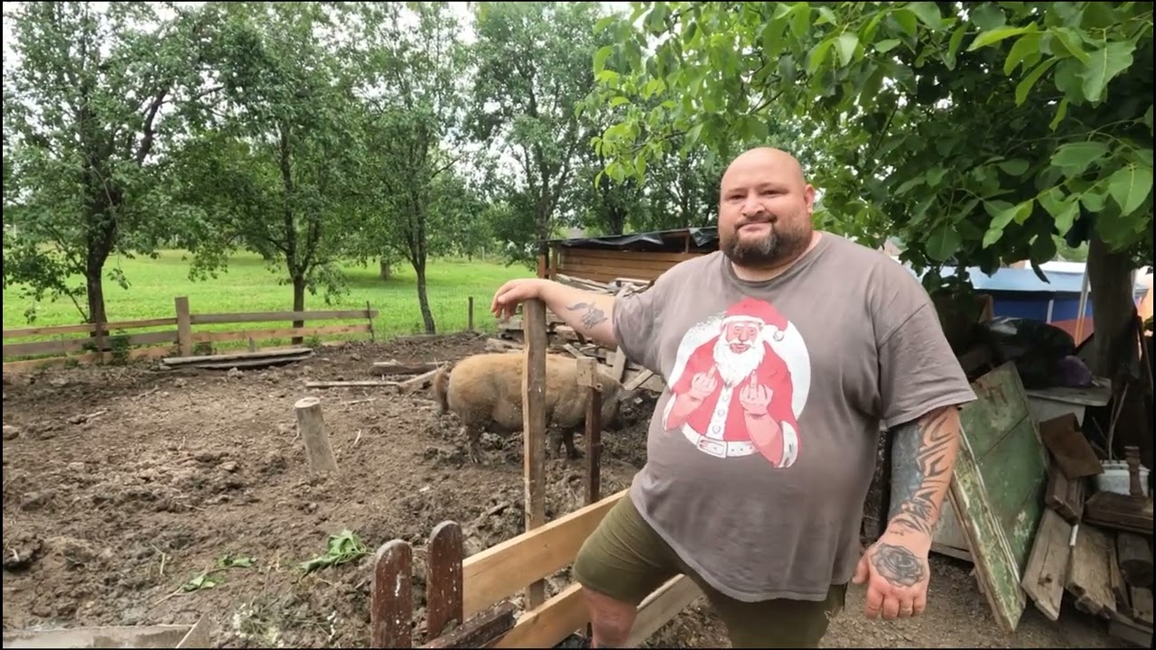 ȘTEFAN BATRÂNU -S-A ÎNTORS ÎN ȚARA ȘI CREȘTE PORCI MANGALIȚĂ ȘI PRODUCE PRODUSE TRADIȚIONALE .