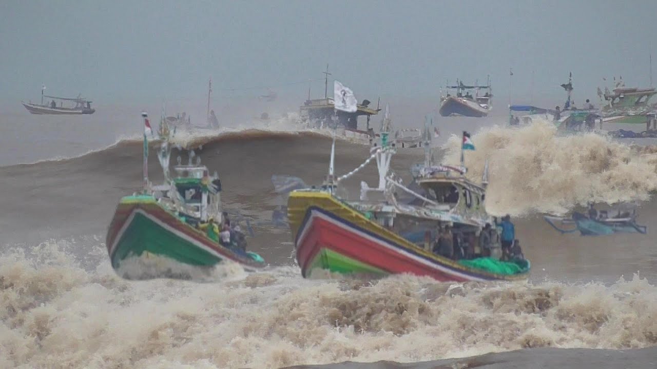 WASPADA CUACA EKSTREM  PESISIR PANTAI PUGER KENA DAMPAK AWAN SIKLON NELAYAN HANTAM OMBAK BESAR