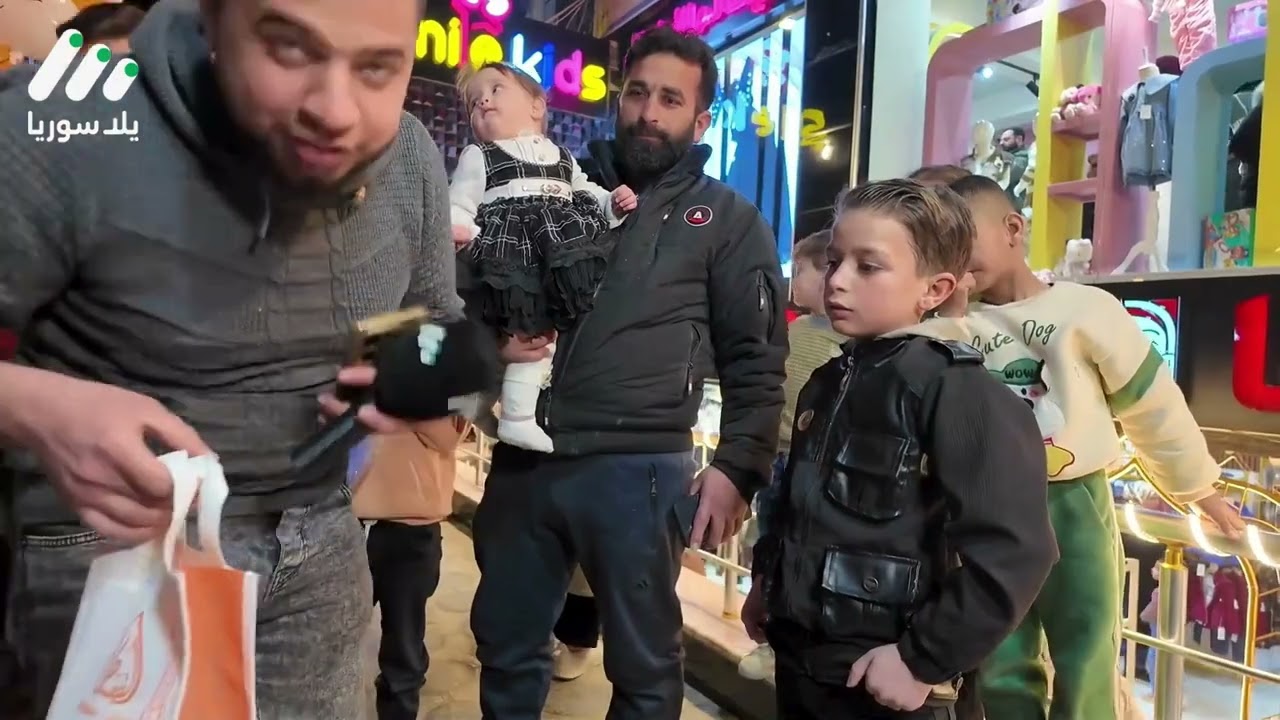 فريق يلا سوريا بإدلب يجري لقاءات وأسئلة مع الأهالي مع تقديم هدايا وجوائز للفائزين