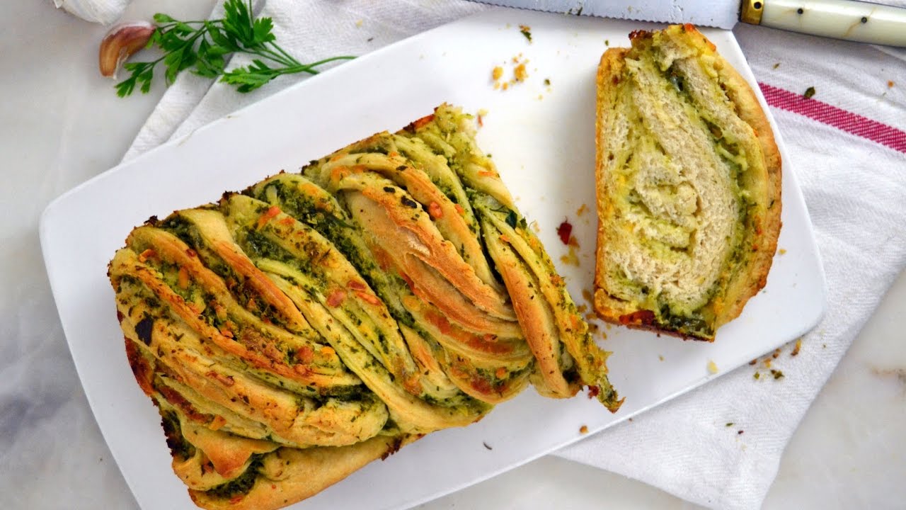 Trenza de ajo y perejil. Receta de pan fácil