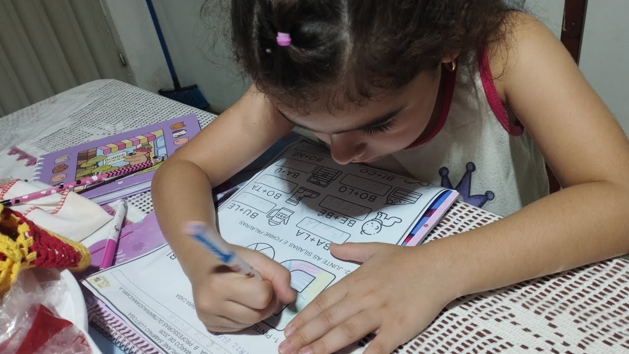 Beatriz fazendo a atividade da escola inteligente lendo número em inglês letra b palavras gratidão 