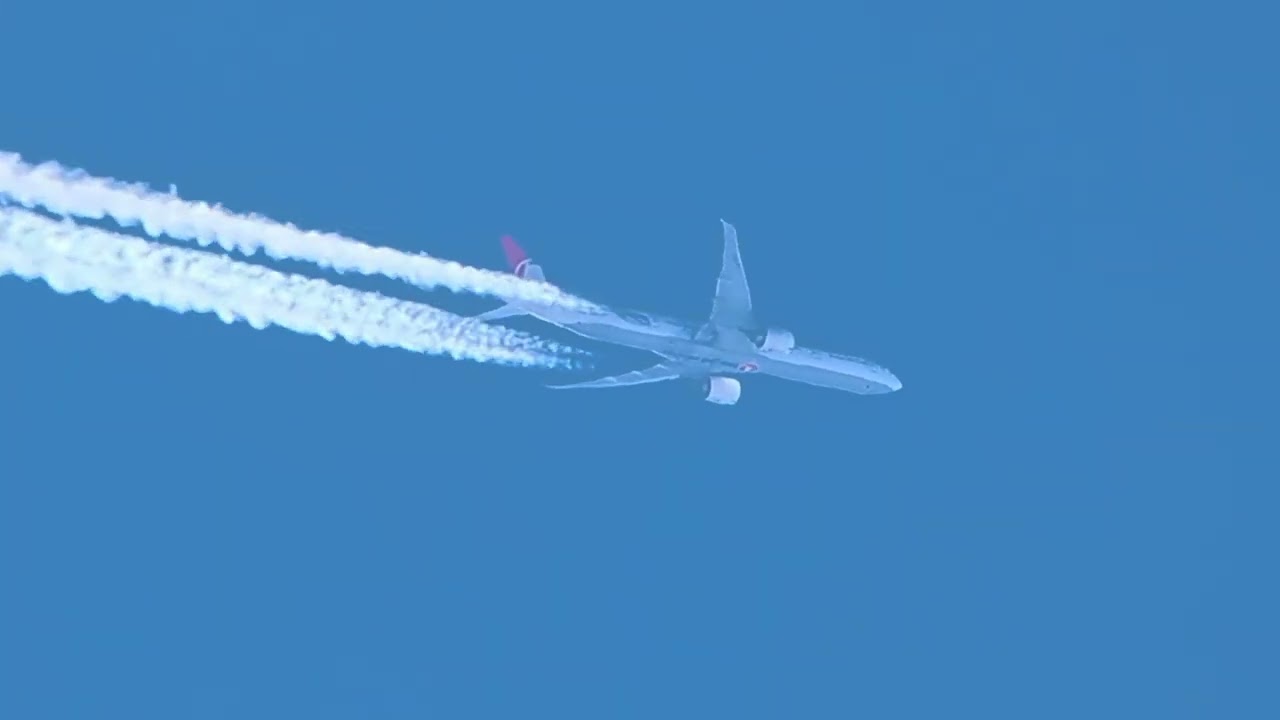 high altitude plane flights over LOWI ... filmed with a smartphone