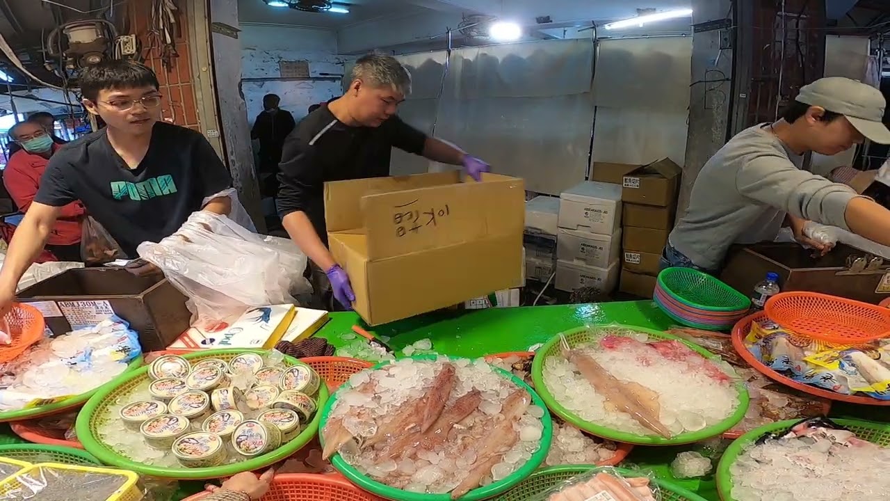 重頭戲來了 波龍一天賣了快破百隻 新營市場成功街29號 士官長海鮮叫賣 海鮮拍賣 叫賣哥 seafood auction