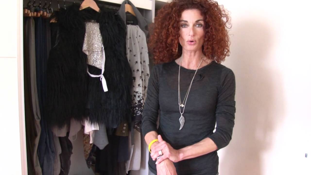 Stylist Tini Owild  viser tøjsammensætning