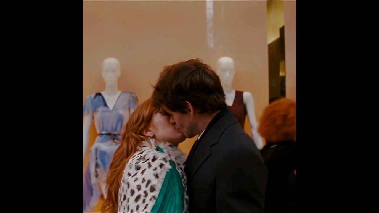 The girl in the green scarf 💚 (Confessions of a Shopaholic 2009)