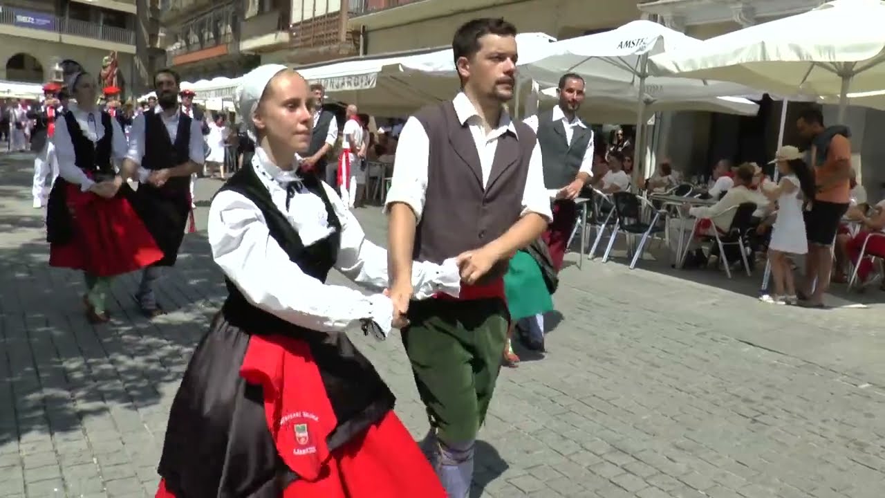 Dantzaris en las fiestas de Estella Lizarra 2022