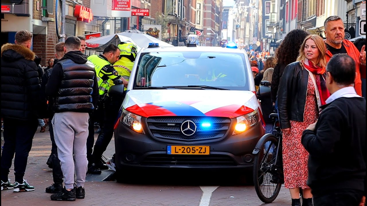 Assistentie collega's bij arrestatie | Politie met spoed tijdens Koningsdag in Amsterdam