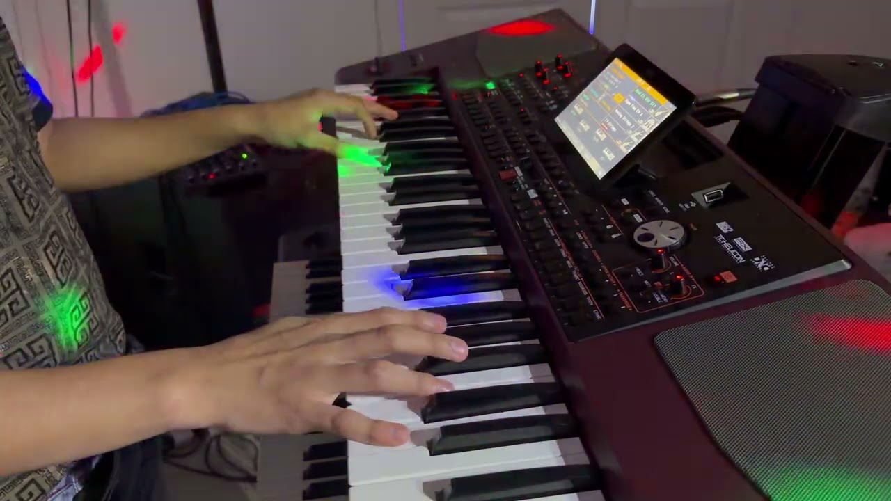 Athxell y sus teclados muñequita fea no tengo derecho a la musica 