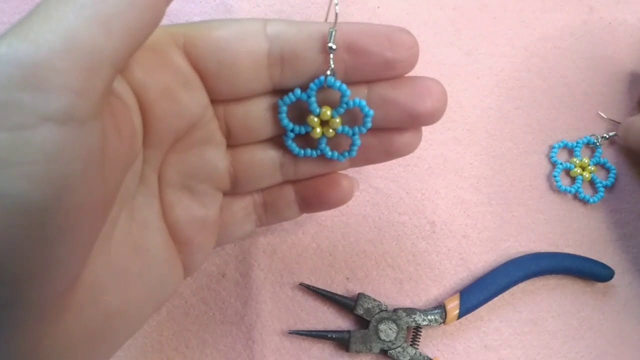 Brinco de flores feita de miçangas