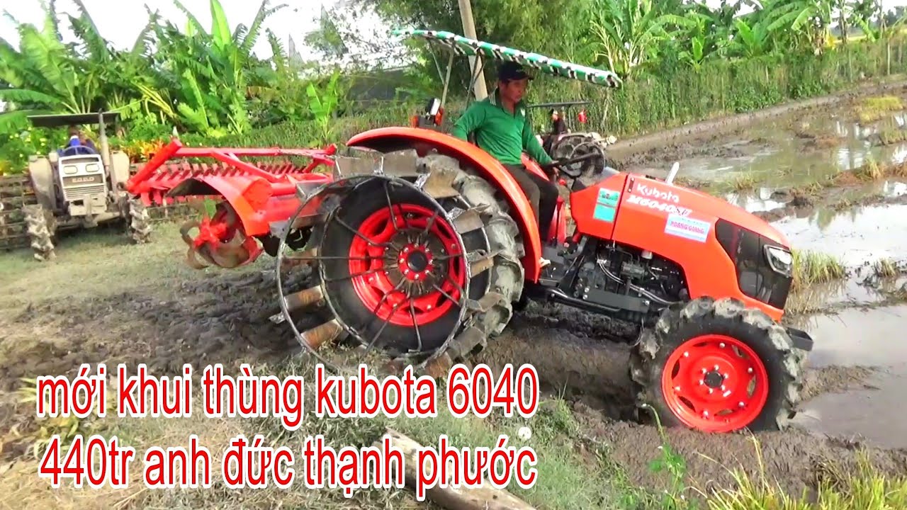 ANH ĐỨC CHỦ MÁY KHUI THÙNG KUBOTA 6040 XỚI ĐẤT ĐỒNG THẠNH PHƯỚC
