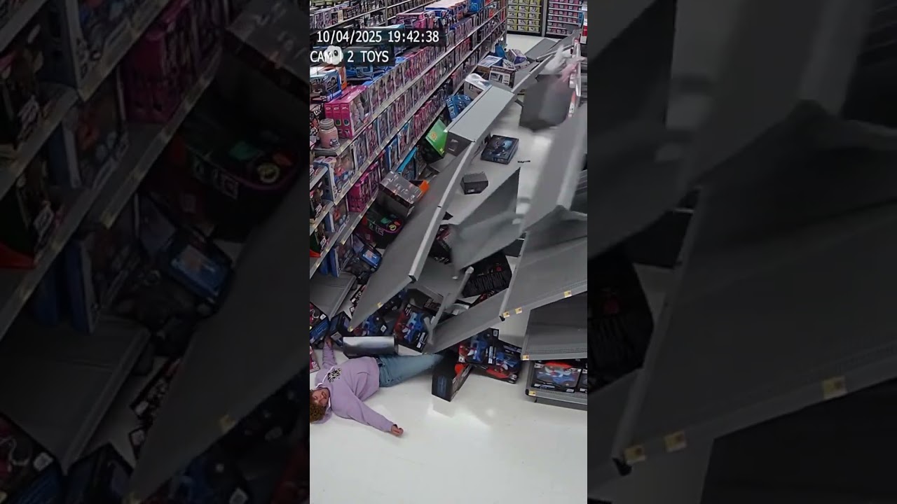 Билли очень хотел эту игрушку с верхней полки.