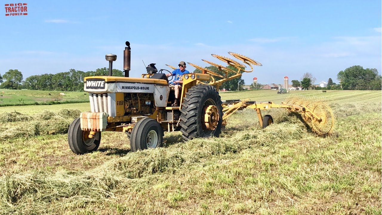 MINNEAPOLIS-MOLINE G-1050 Tractor Raking Hay