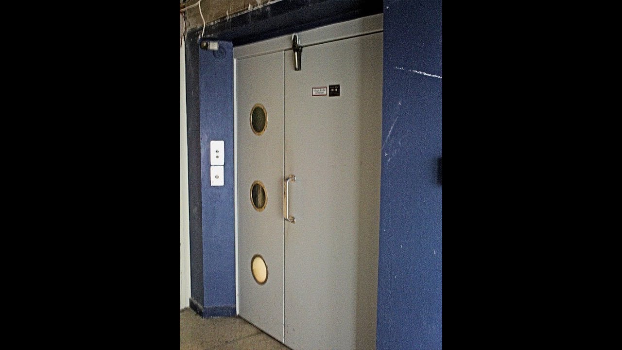 Tour of the wonderful old elevator at the institut of physics in Bonn, Germany